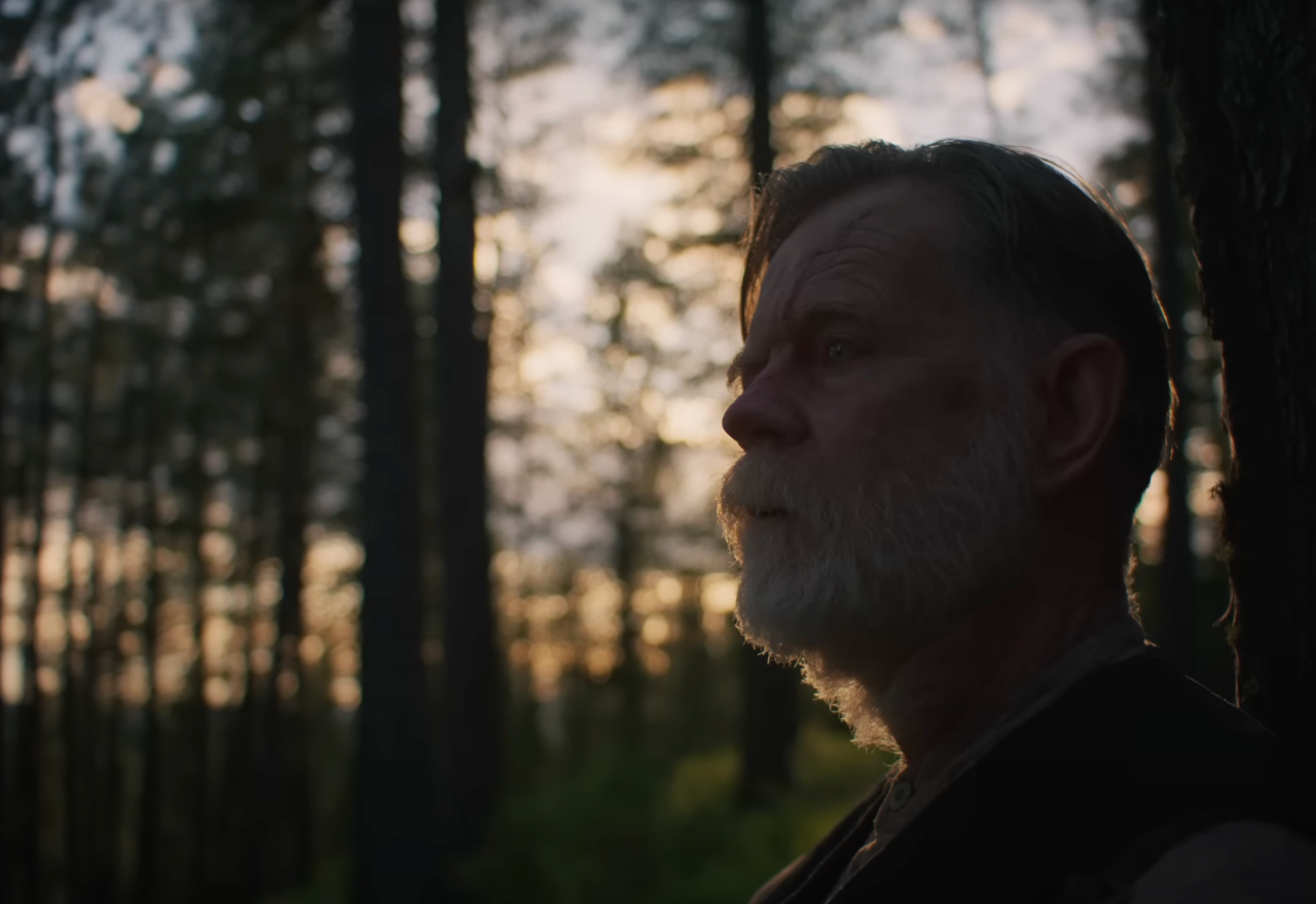Arn Peeples observa a natureza em Sonhos de Trem após mudar sua relação com a floresta