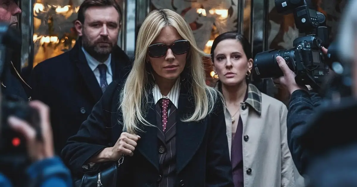 Carla Duval cercada por fotógrafos durante a disputa que conduz os episódios de Guerra na HBO Max.
