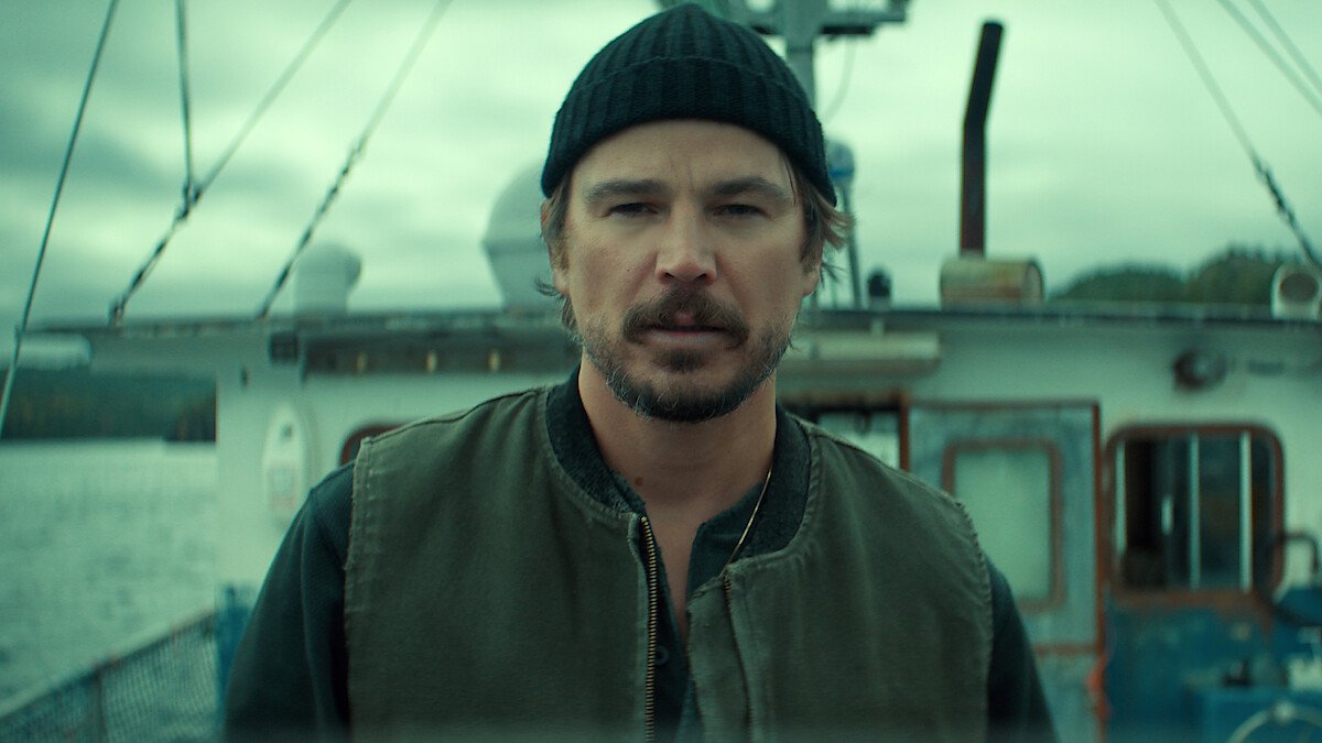 Calvin Penney em um barco de pesca em Profundezas, entre o que ver no streaming de 5 a 11 de outubro.