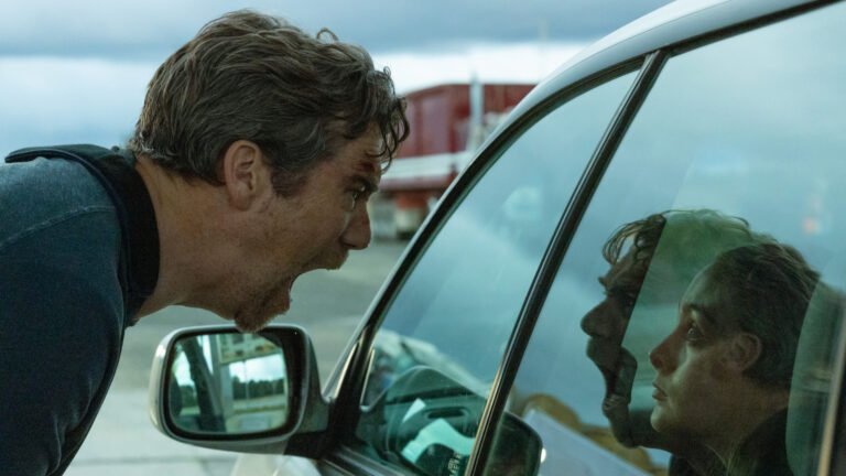 Ian grita pela janela de um carro em cena de Desaparecida 2026, minissérie de suspense da Apple TV