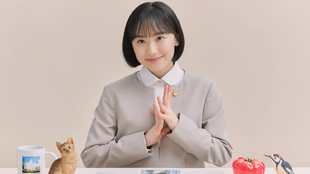 Mana Ashida como Minami Minamida sorrindo em imagem promocional da série. Guia dos episódios de Minami na Netflix.