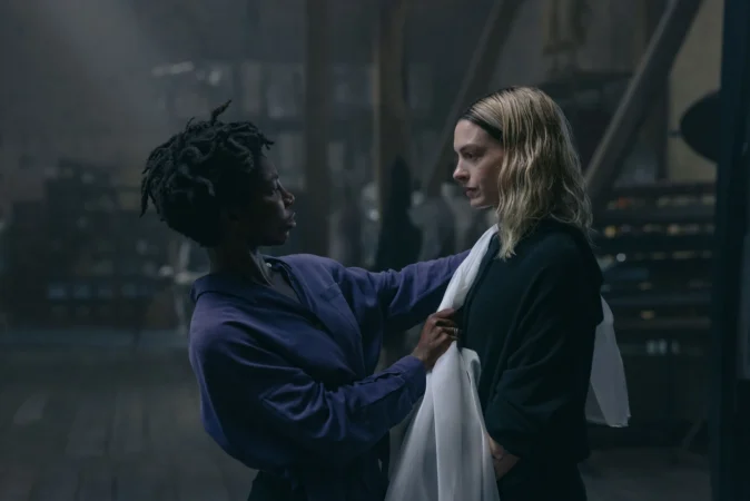 Michaela Coel ajusta o figurino de Anne Hathaway em uma cena de Mother Mary, drama musical entre as novidades de outubro.