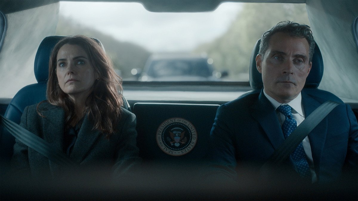Keri Russell como Kate Wyler e Rufus Sewell como Hal em um veículo oficial na série A Diplomata.
