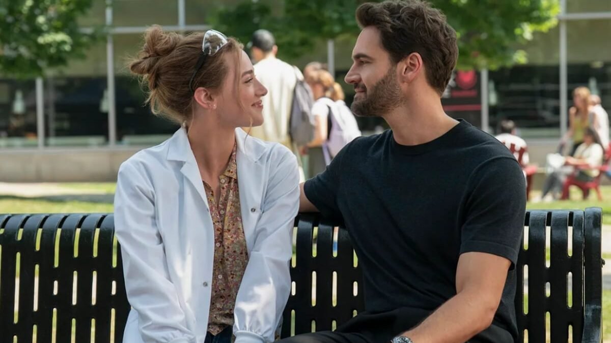 Crítica | A Hipótese do Amor (2026): Uma comédia romântica que acerta ao abraçar os clichês  Lili Reinhart e Tom Bateman têm ótima química, mas são os diálogos, as situações constrangedoras e os coadjuvantes que tornam a adaptação especialmente divertida.