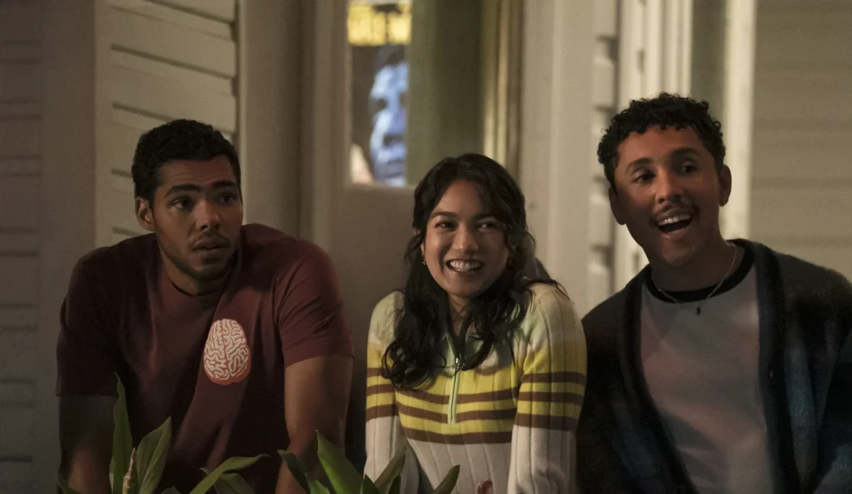 Nicholas Duvernay, Rachel Marsh e Jaboukie Young-White reunidos em uma cena de A Hipótese do Amor (2026).