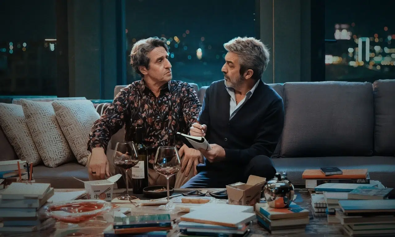 Diego Peretti e Ricardo Darín conversam sentados em um sofá em A Terapia Certa (2026).
