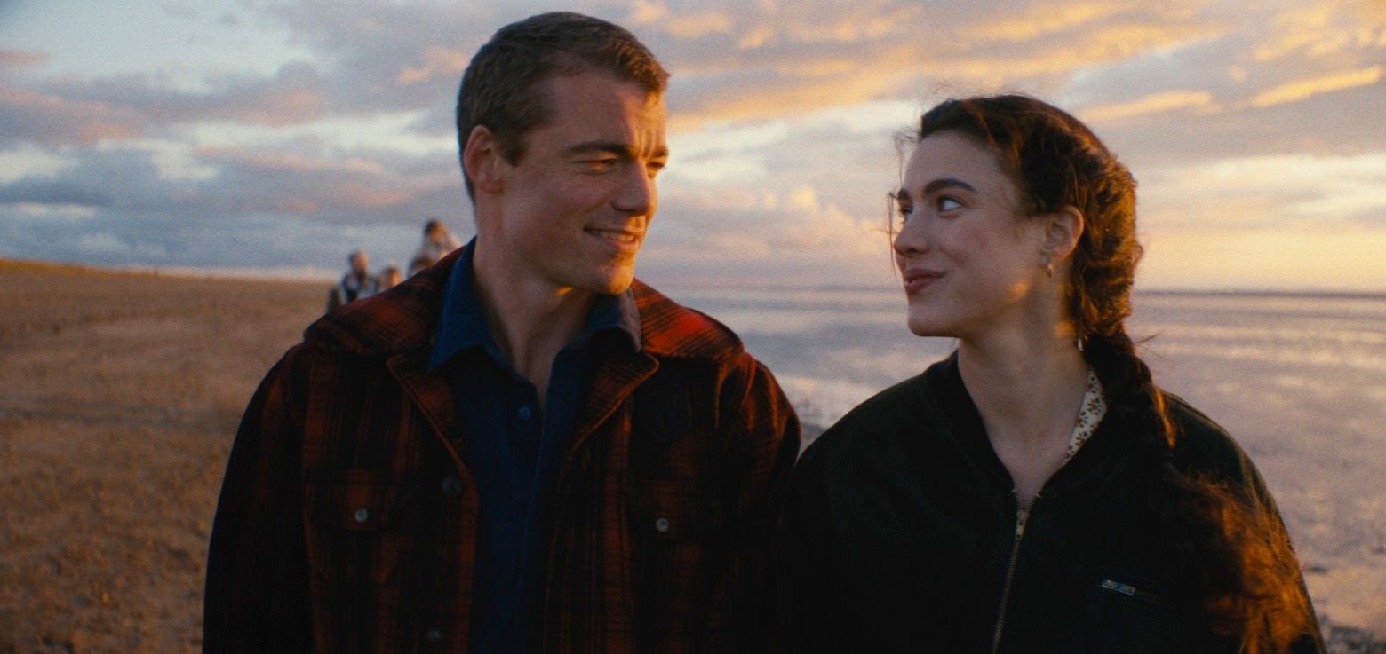 Margaret Qualley e outro personagem em uma praia no filme Amor da Sua Vida, entre as estreias da semana no streaming.
