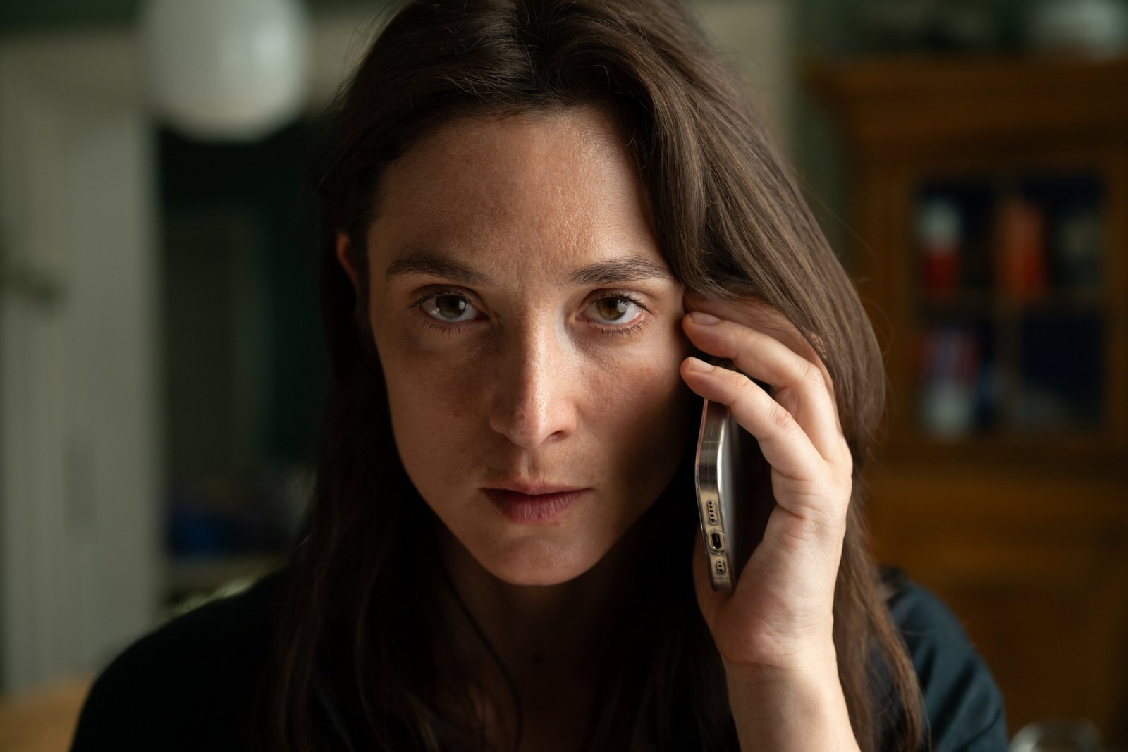 Friederike Becht como Lisa Konrad falando ao celular em Armadilha, minissérie entre as estreias da semana no streaming.