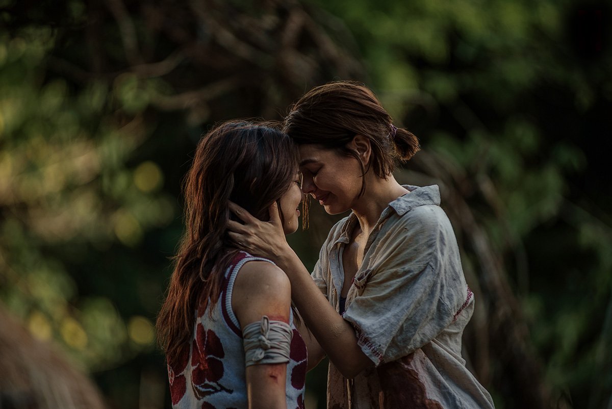 Duas mulheres em uma cena de Balaraw: A Ilha de Sangue, série de terror entre as estreias de filmes e séries de outubro.