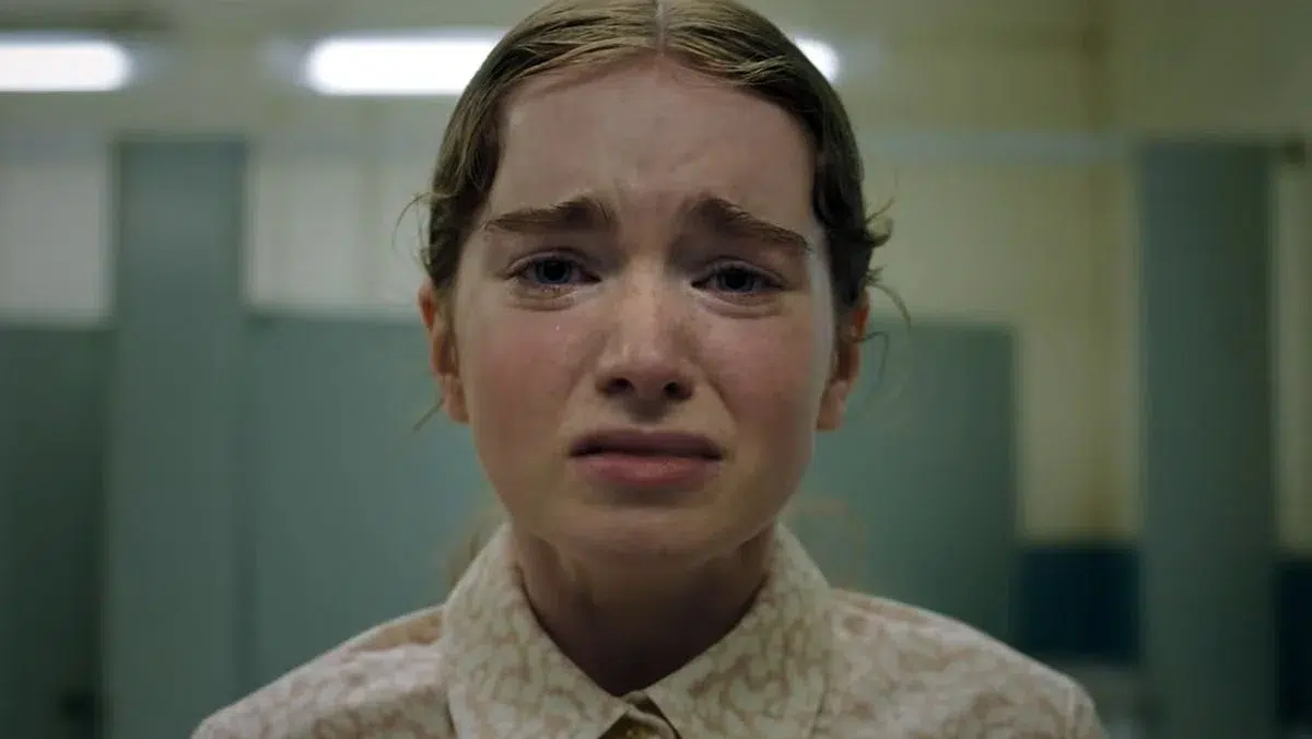Carrie White chorando em Carrie: A Estranha, uma das opções de o que ver no streaming nesta semana.