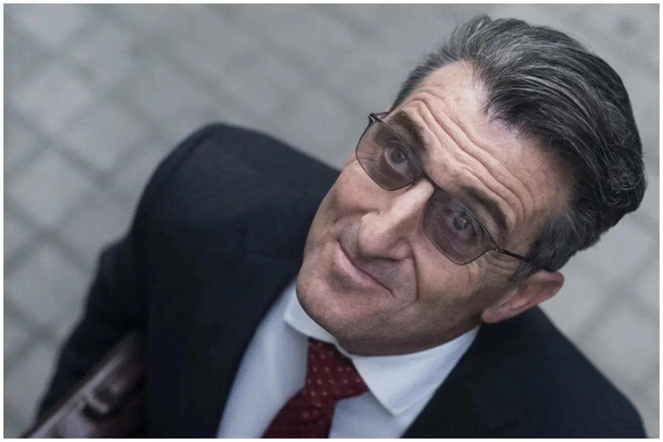 Homem de terno e óculos escuros em Colisão Implacável, suspense entre as estreias de filmes e séries da Netflix.