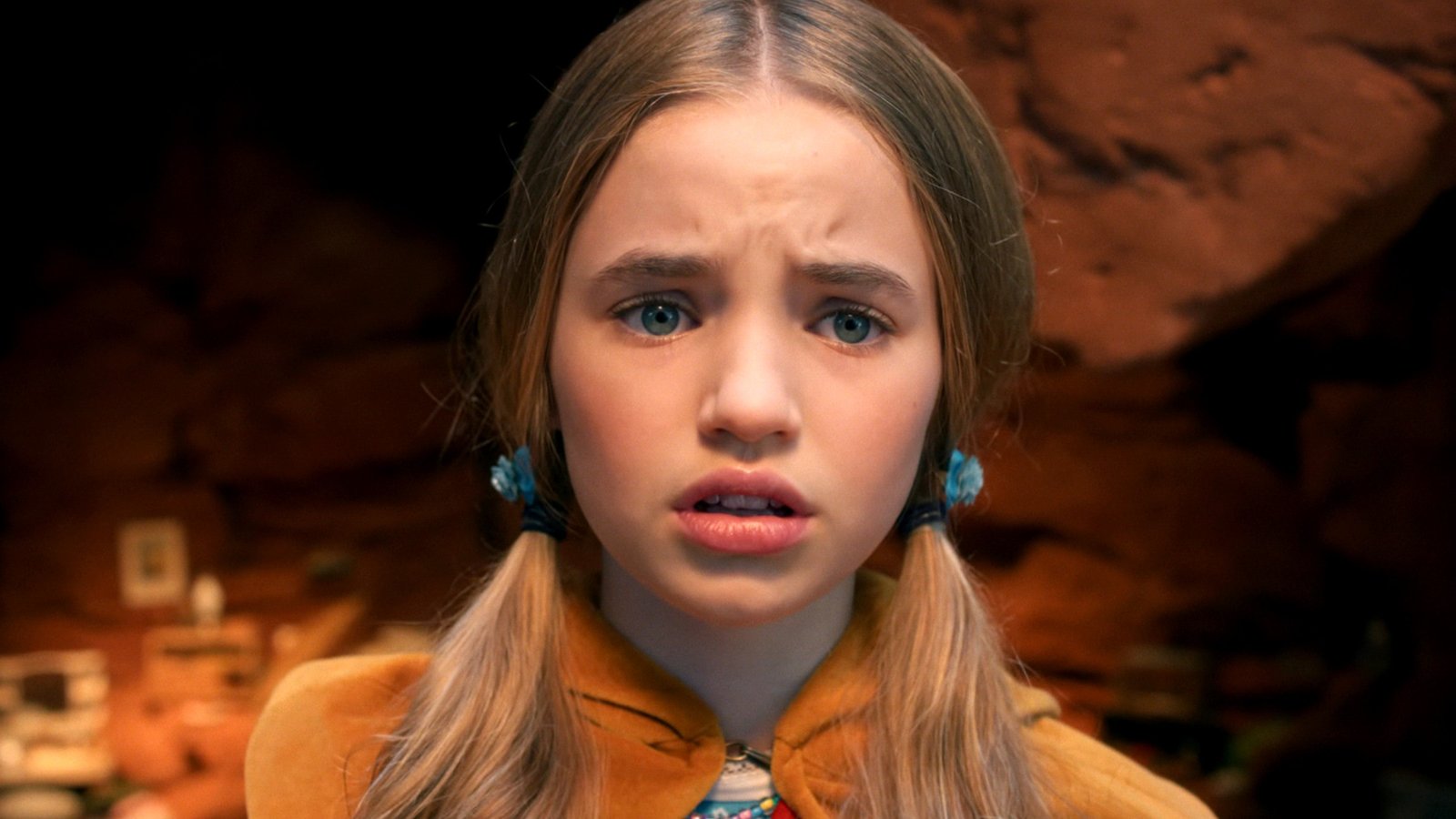 Nell Fisher como Holly Wheeler, com expressão de surpresa em Stranger Things, uma das crianças em filmes e séries selecionadas.