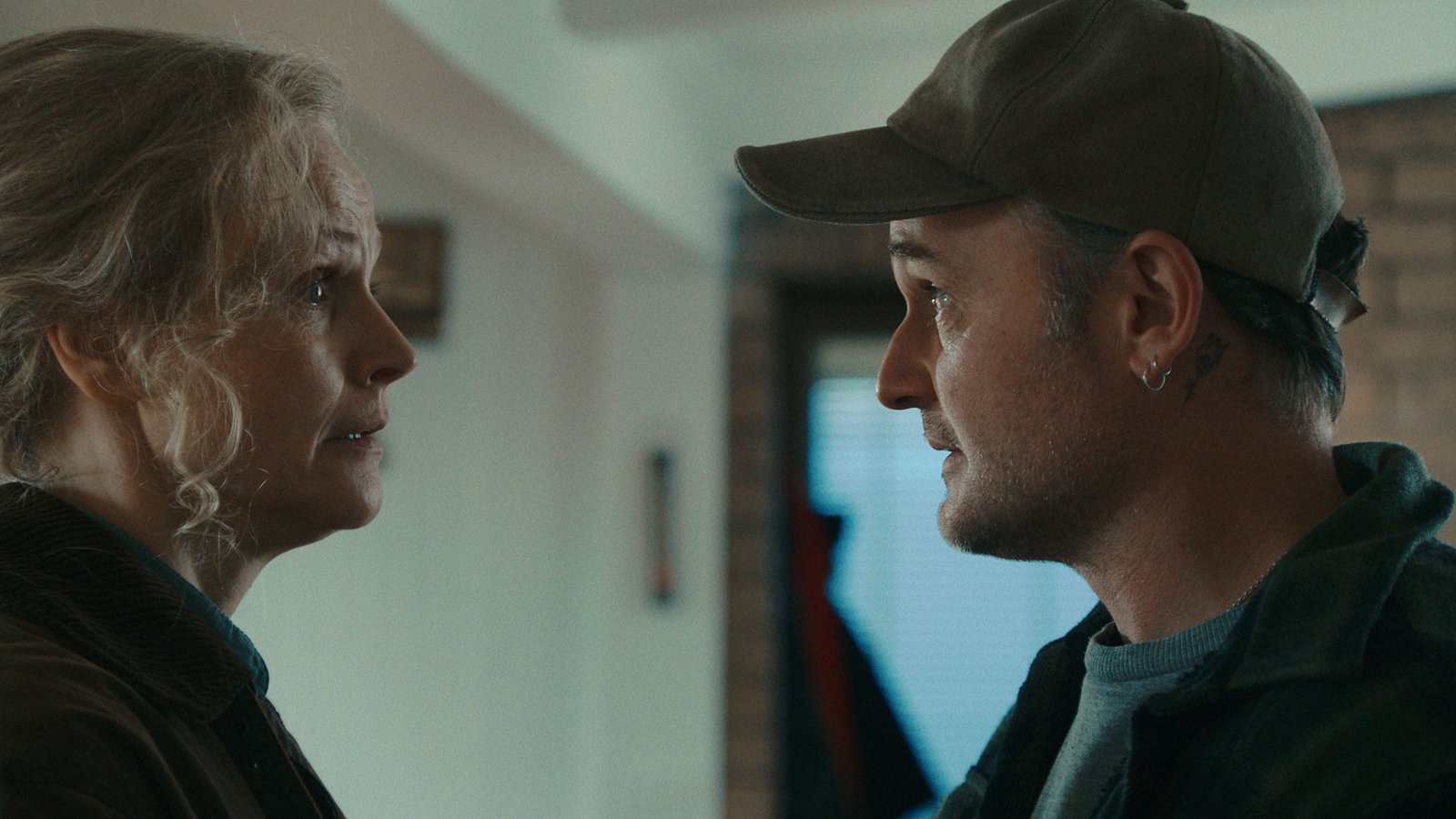 axine Peake como Jenna e Daniel Henshall como Donald Reid em uma cena de Desaparecida 2026.