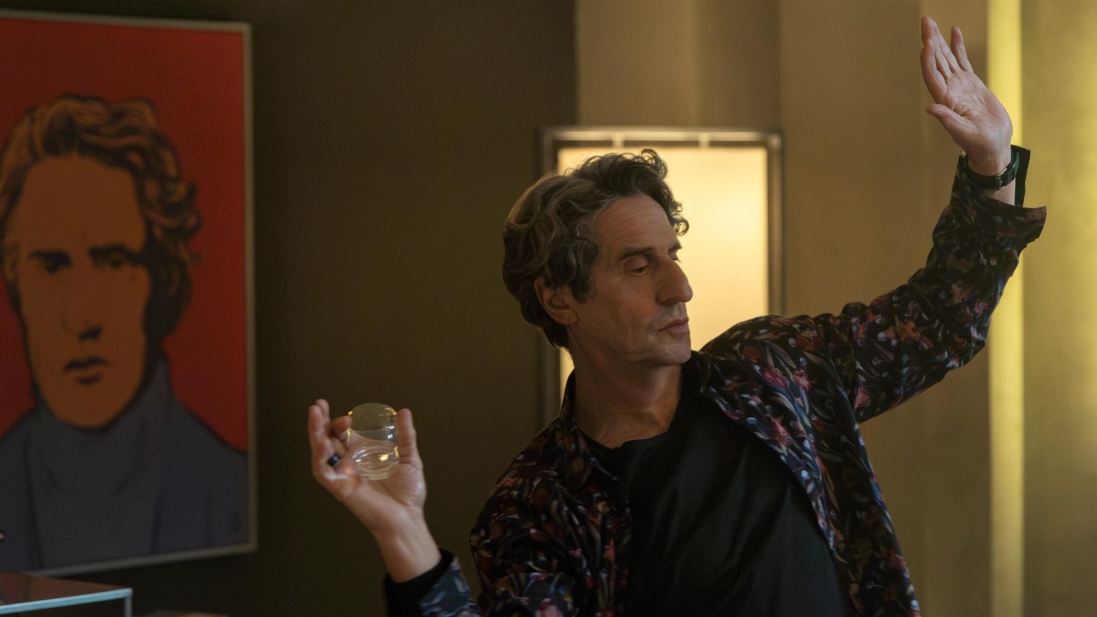 Diego Peretti interpreta Martín e gesticula com um copo na mão em cena de A Terapia Certa (2026).