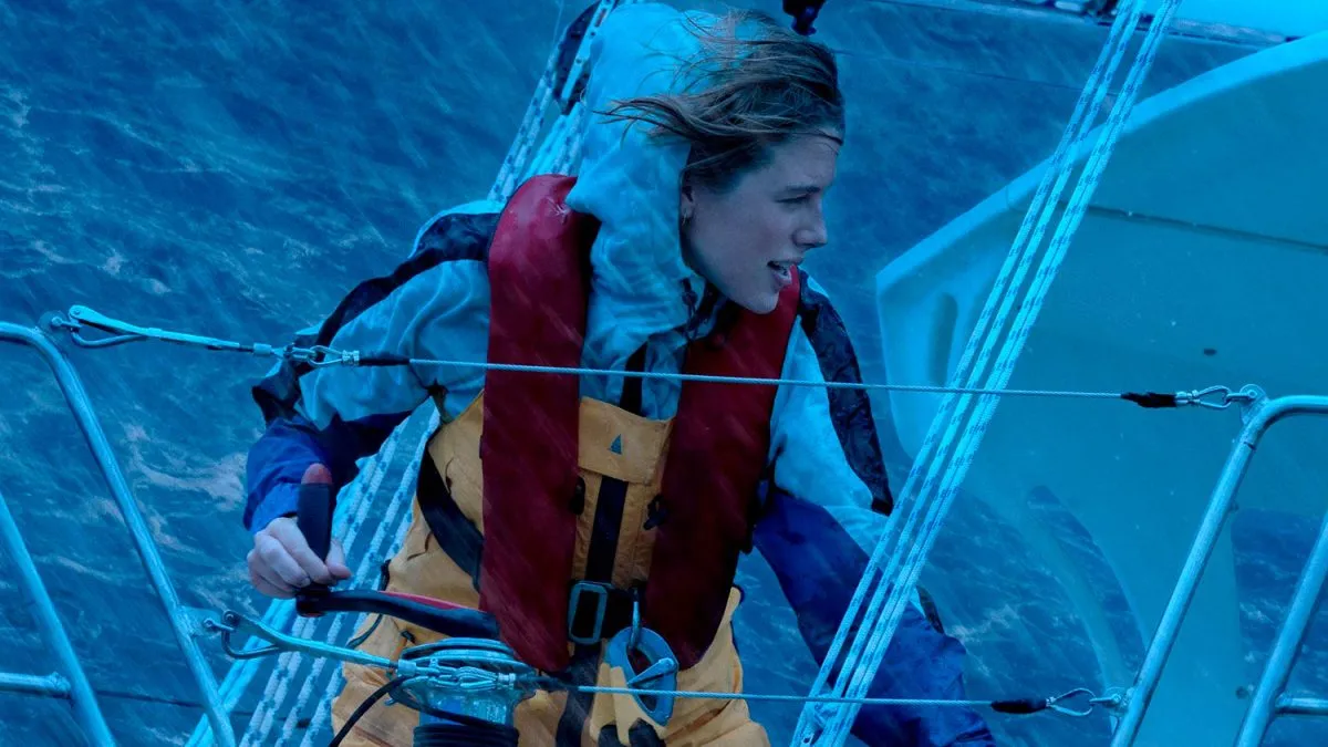 Teagan Croft como Jessica Watson enfrentando o mar agitado em um veleiro no filme Destemida, da lista de filmes sobre o mar.