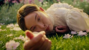 Lizzie Borden deitada entre flores em Monstro: A História de Lizzie Borden, destaque dos favoritos de setembro.