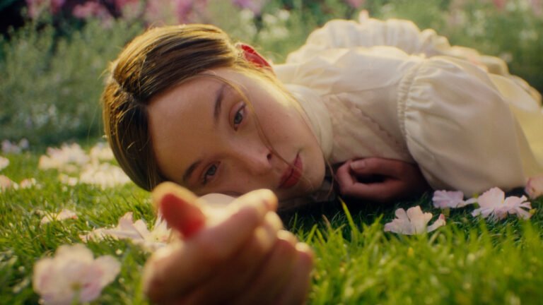 Lizzie Borden deitada entre flores em Monstro: A História de Lizzie Borden, destaque dos favoritos de setembro.