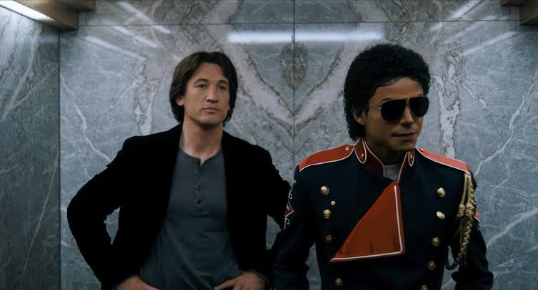 Jaafar Jackson caracterizado como Michael Jackson em uniforme de apresentação no filme Michael, entre as novidades de outubro.
