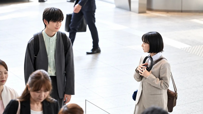 Mana Ashida e Fumiya Takahashi juntos em um espaço público na série japonesa. Acompanhe os episódios de Minami na Netflix.