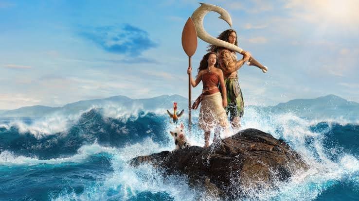 Catherine Lagaʻaia como Moana e Dwayne Johnson como Maui diante de ondas gigantes, entre as novidades de outubro no Disney+.