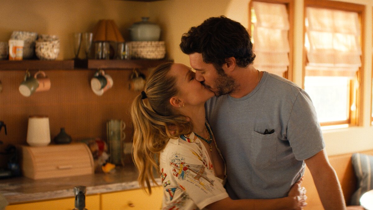 Kristen Bell e Adam Brody como Joanne e Noah se beijando em Ninguém Quer, entre as novidades de outubro da Netflix.