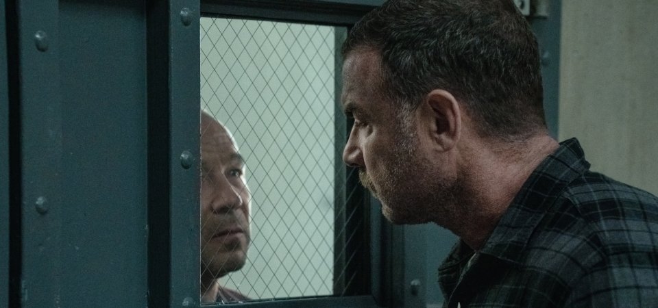 Dois homens conversam através de uma janela de segurança em Noturno, uma das estreias de filmes e séries da semana.