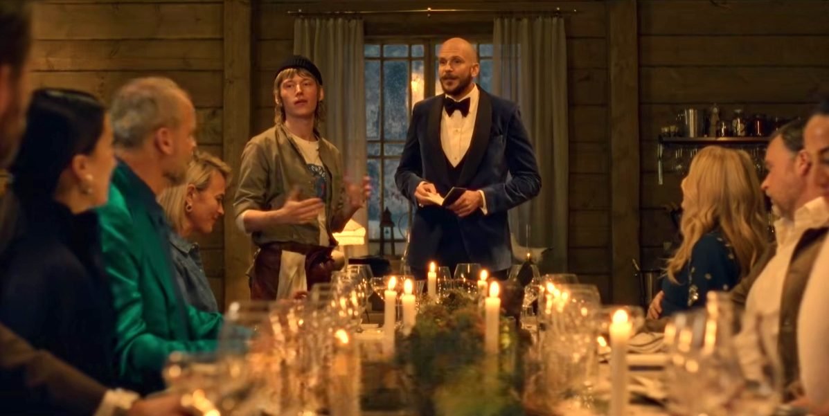 Grupo de amigos reunido para um jantar à luz de velas em O Temporal, filme entre as estreias da semana no streaming.