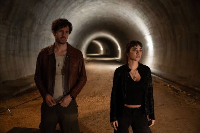 Dois personagens em um túnel subterrâneo no filme Plano Mestre, uma das estreias da semana no streaming.
