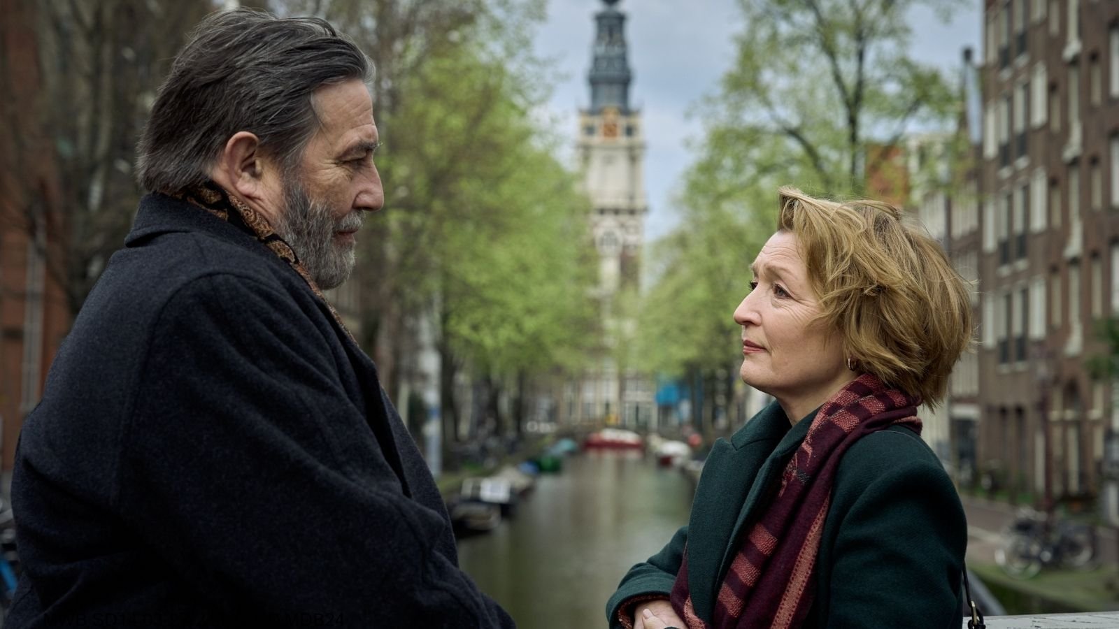 Stella e Gerry conversam junto a um canal de Amsterdã em Refúgio de Inverno.