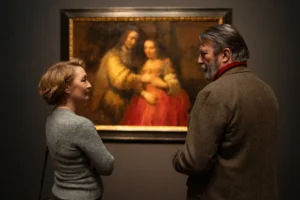 Leia mais sobre o artigo Crítica | Refúgio de Inverno (2026): Lesley Manville e Ciarán Hinds em um drama lento que merece a sua atenção <br> <span class='subtitulo-estilizado'>Lesley Manville e Ciarán Hinds sustentam um filme contemplativo em que diálogos, olhares e silêncios dizem muito sobre aquilo que os personagens não conseguem colocar em palavras.</span>