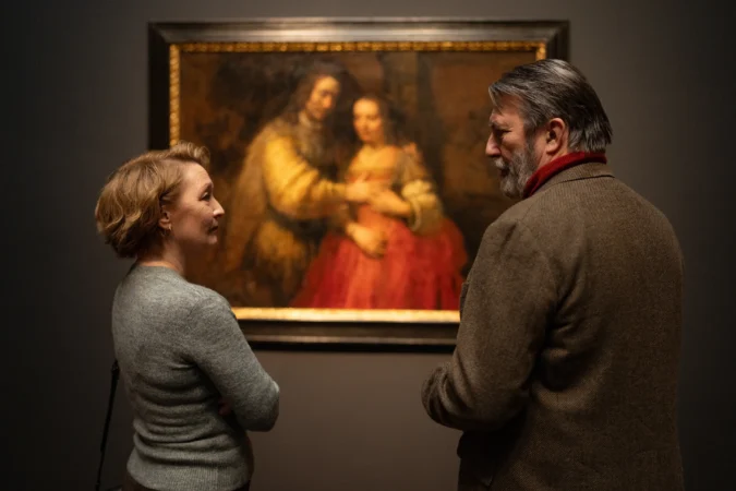 Stella e Gerry conversam em um museu de Amsterdã na capa da crítica de Refúgio de Inverno.