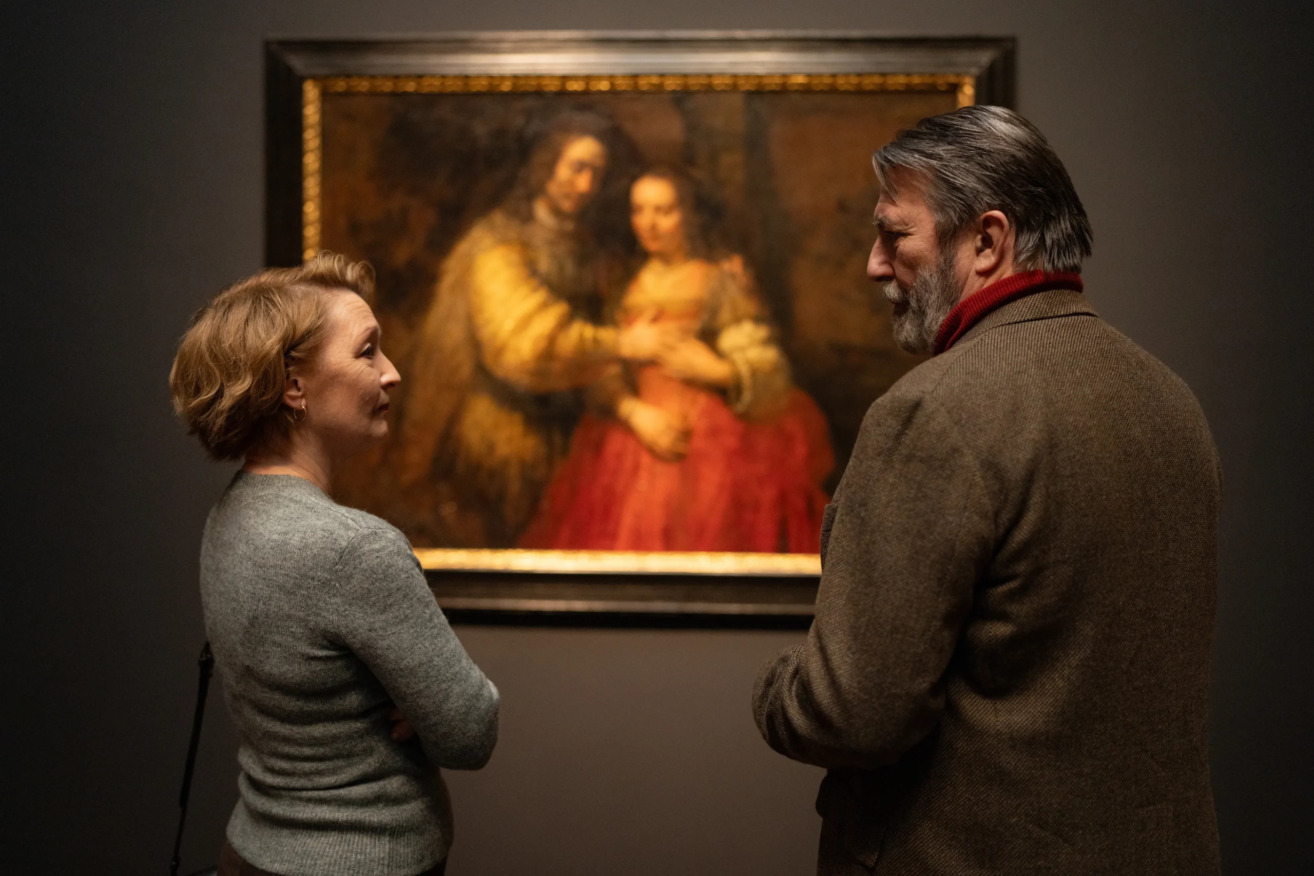 Stella e Gerry conversam em um museu de Amsterdã na capa da crítica de Refúgio de Inverno.