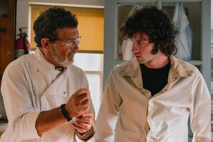 Antonio Banderas e Dominic Sessa em uma cozinha no filme Tony, uma das estreias de filmes e séries de outubro.