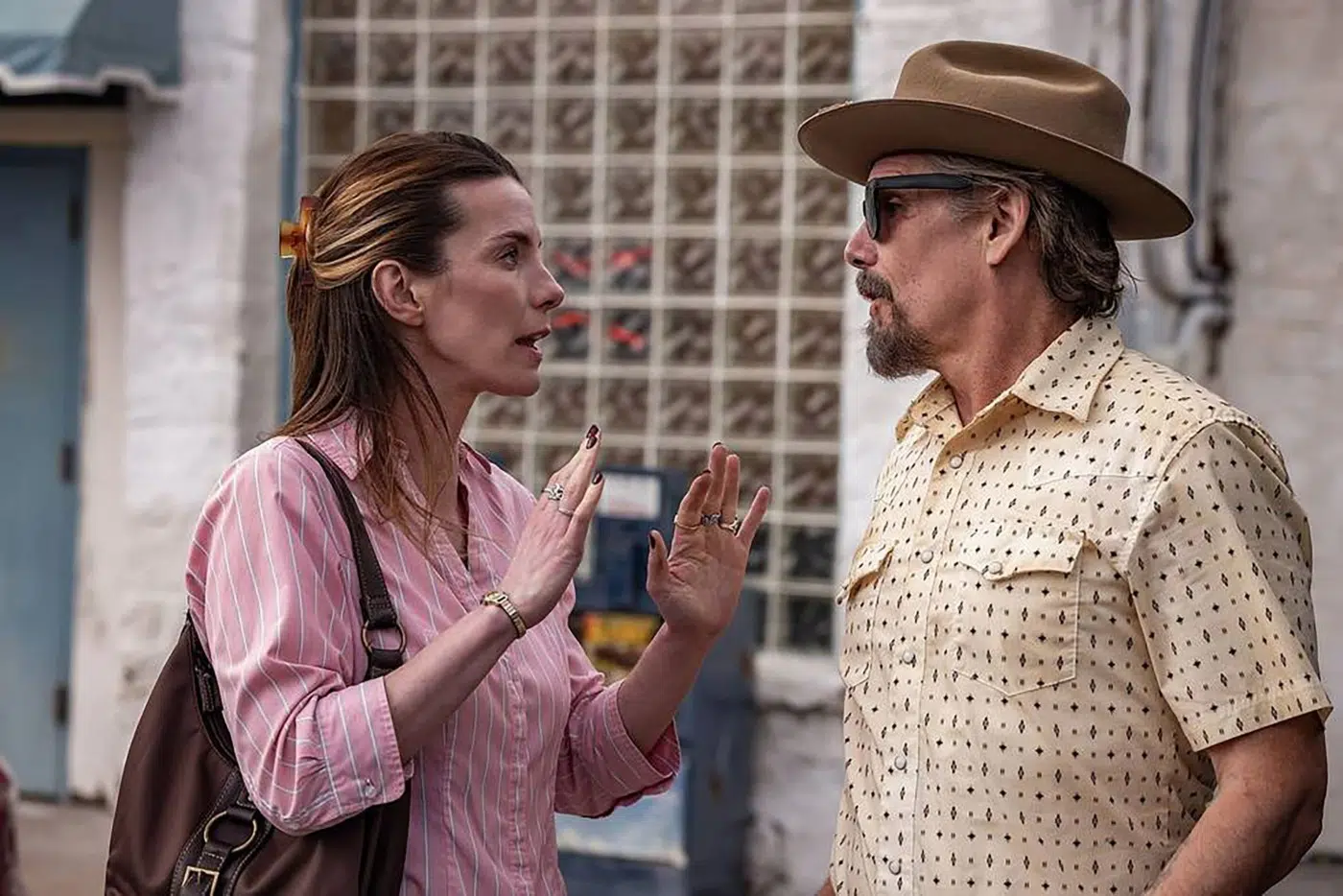 Ethan Hawke como Lee Raybon conversando com uma mulher em Verdade Oculta, série entre as estreias da semana no streaming.