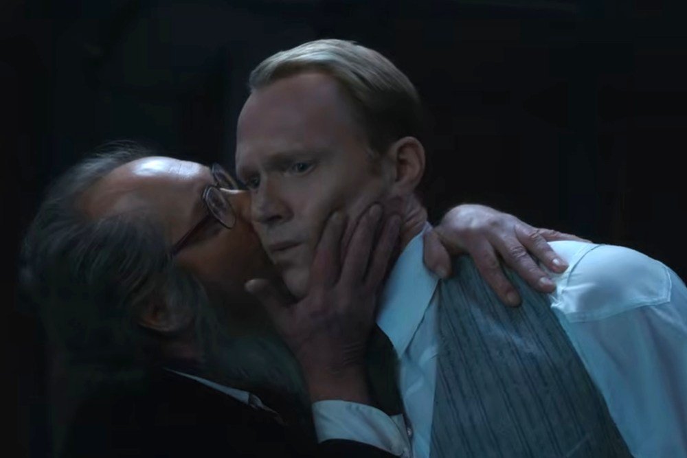 Paul Bettany como Visão diante de outro personagem em uma cena relacionada aos episódios de VisionQuest.